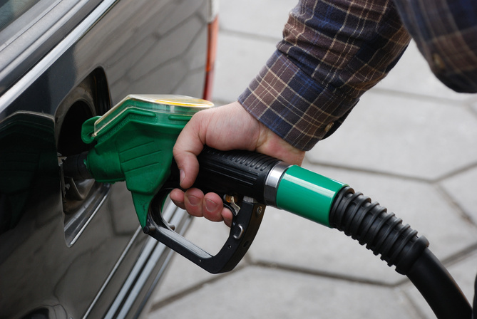 Отстъпката за гориво ще важи срещу талона на колата Първо – отстъпката ще е само за зареждане на автомобилите с горива от нисък клас. Така ще може да се възползват повече социално слаби граждани
