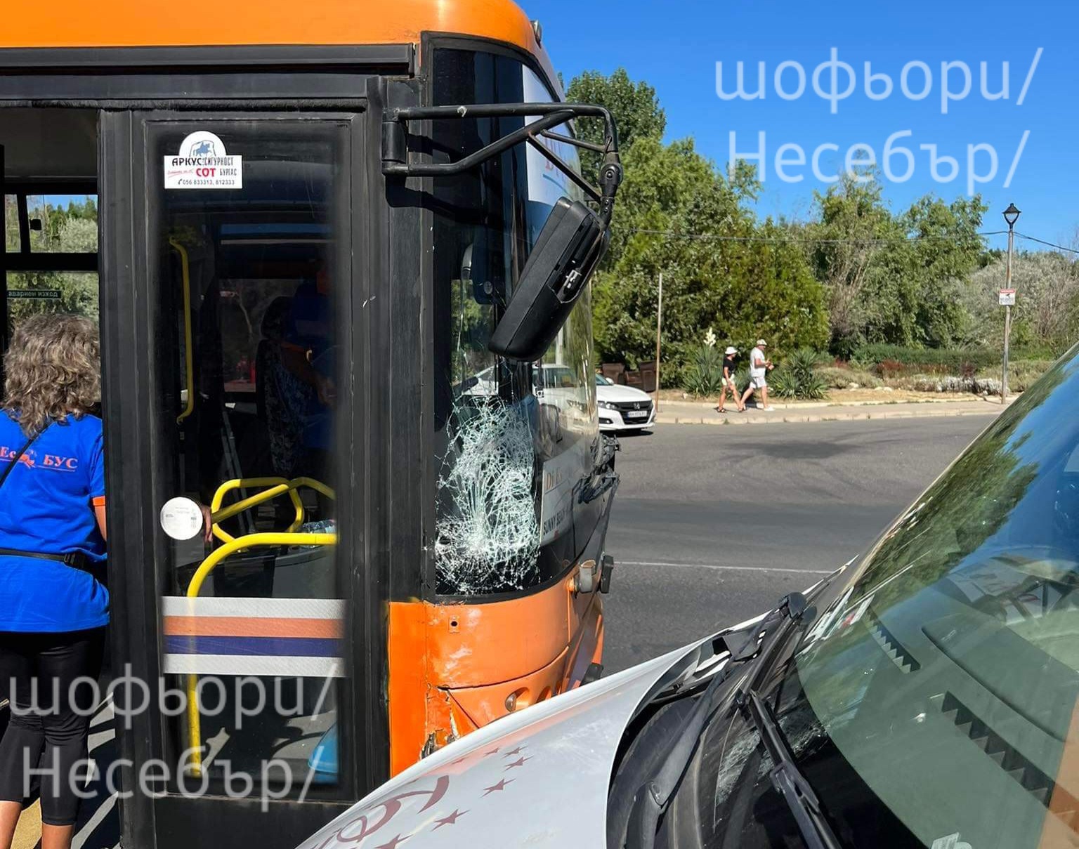 Катастрофа между автобус и микробус на спирка в Слънчев бряг/СНИМКИ/