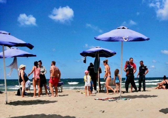 Бой за евтини чадъри по морето наложи се полиция да се намеси /СНИМКИ/
