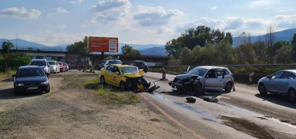 Четирима пострадали при катастрофа на път за Банско, движението е затруднено