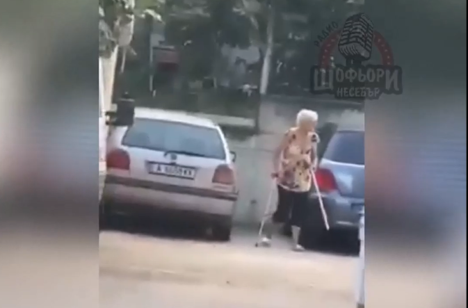 Възрастна жена се опитва да убие малко котенце в Царево /ВИДЕО/
