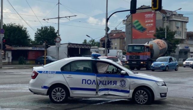 Надрусан полицай се заби в патрулка пред столично районно