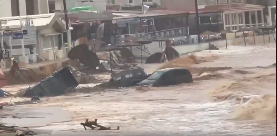 Потоп връхлетя Гърция, има загинал и изчезнали (видео)