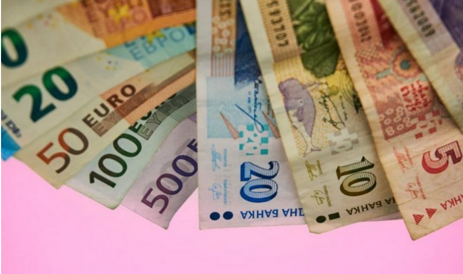 Как България ще премине към еврото? Първия месец ще плащаме и с левове, но рестото само в евро