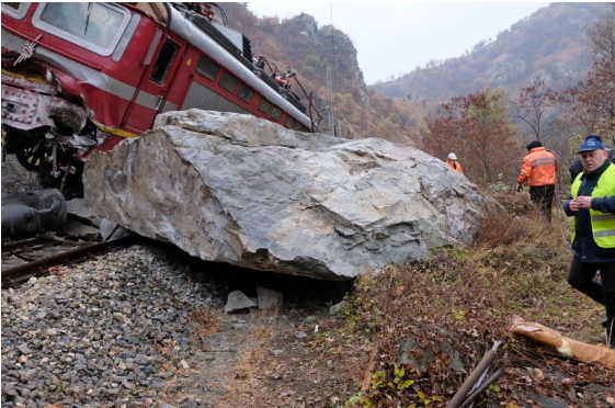 Влакът за Бургас удари паднала скала, машинист е тежко пострадал