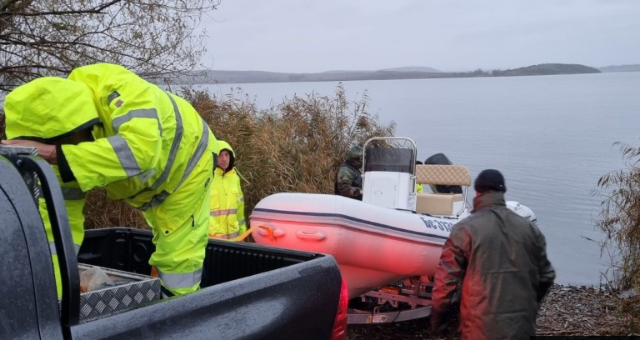 Спасители с лодки, водолази и дрон продължават издирването на изчезналите рибари