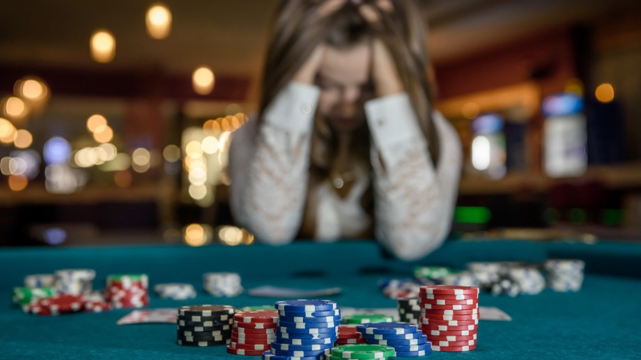 НАП вкарва в списък зависимите от хазарта, ще ги спират да залагат