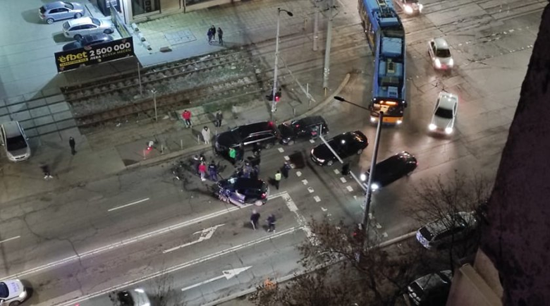 Тежка катастрофа в София, кола остана без предница след зверски сблъсък