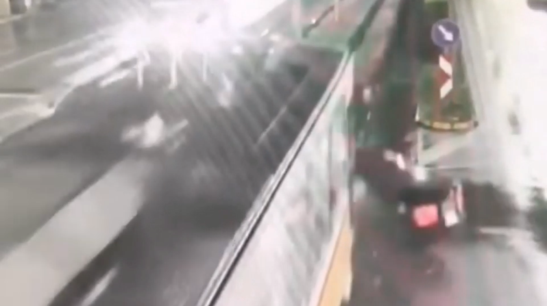 Видео от  катастрофата между трамвай и лека кола в София