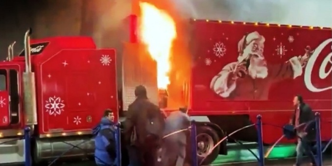 Новогодишният камион на Coca-Cola пламна и изгоря