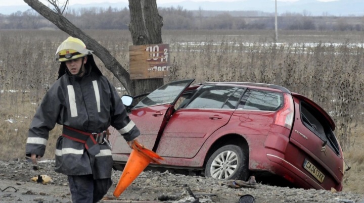 Шофьор се заби в дърво на пътя Бургас-Варна, 3 жени са ранени