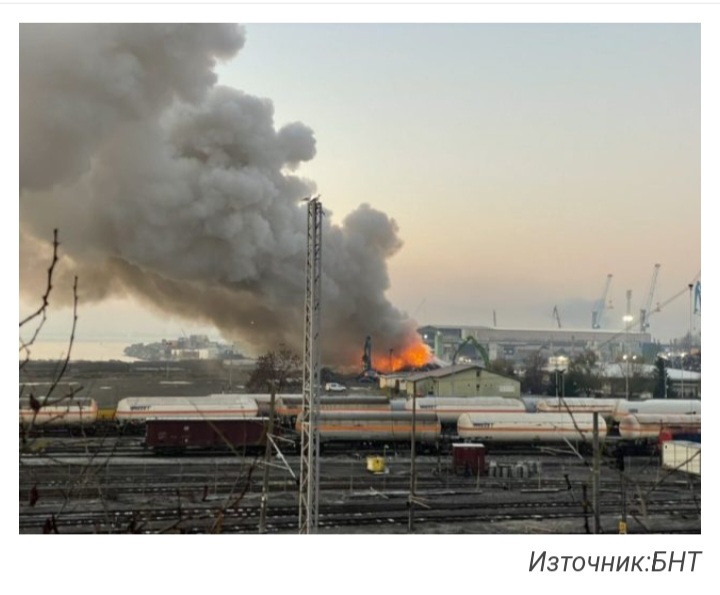Голям пожар гори на пристанището в Бургас