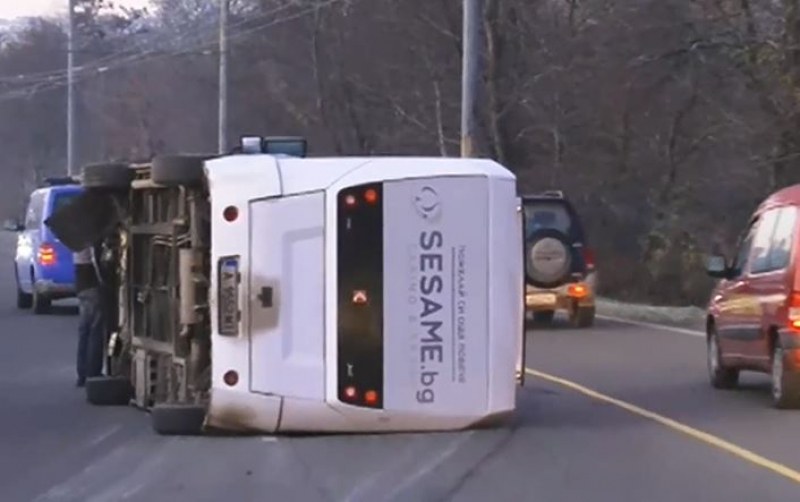 Автобус се обърна  в Бургас за момента няма данни за пострадали /СНИМКА/