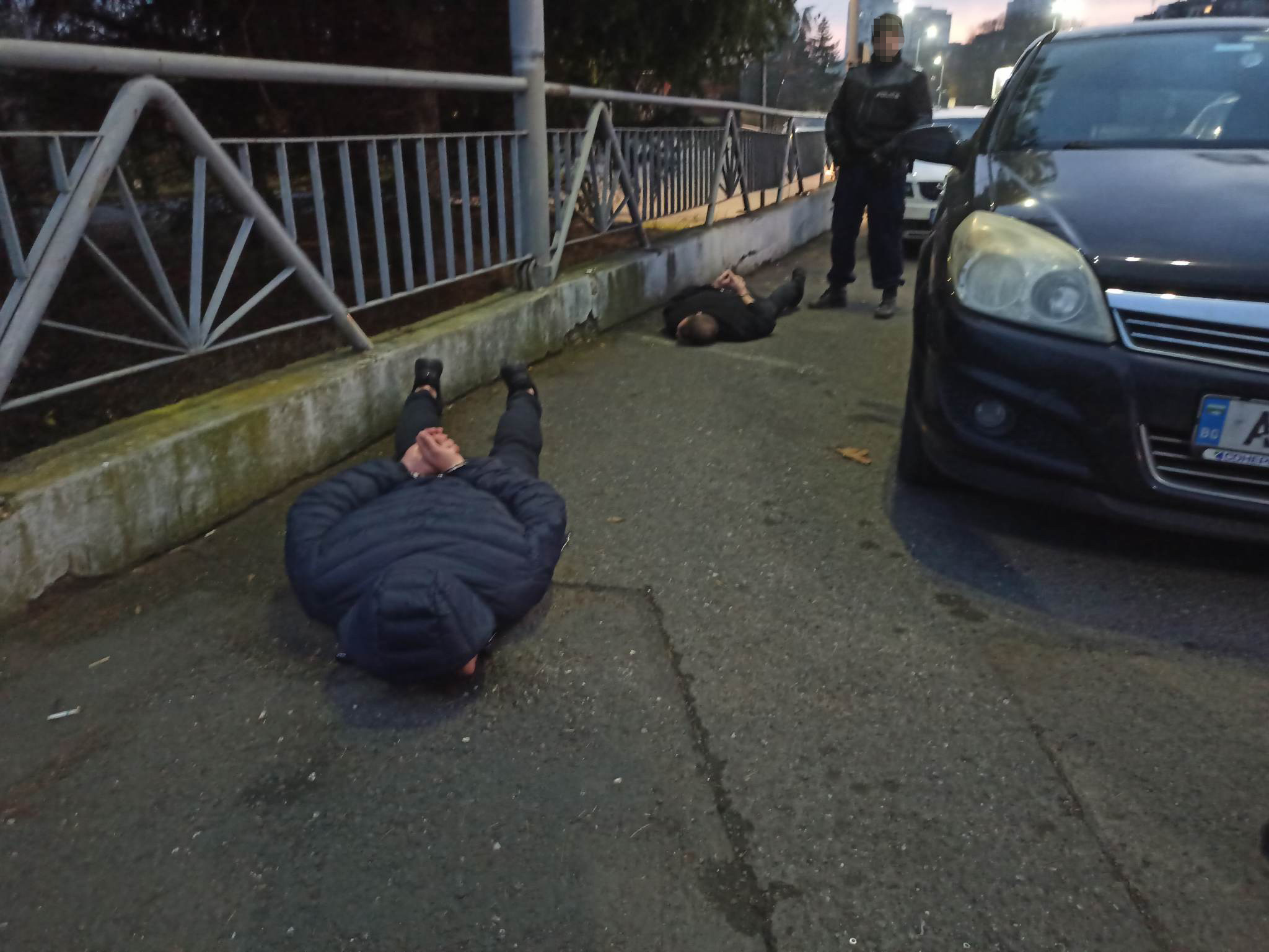 Зрелищен арест: Натръшкаха на земята украинци  изхода Бургас  /СНИМКИ/