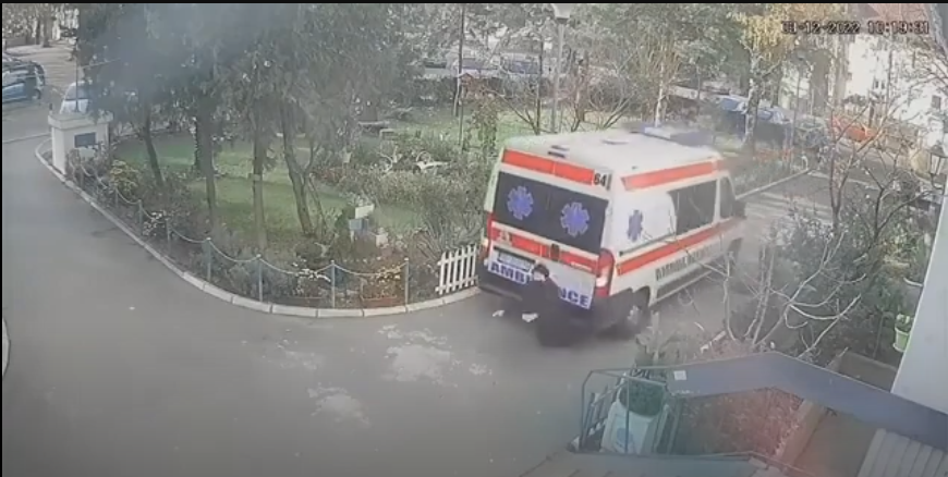 Линейка сгази възрастен човек пред болница /ВИДЕО/