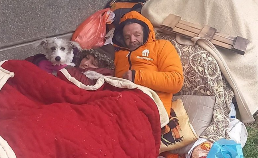 Семейство от Варна остана на улицата с цялата си покъщнина ,не ги пускат в приют заради кучето