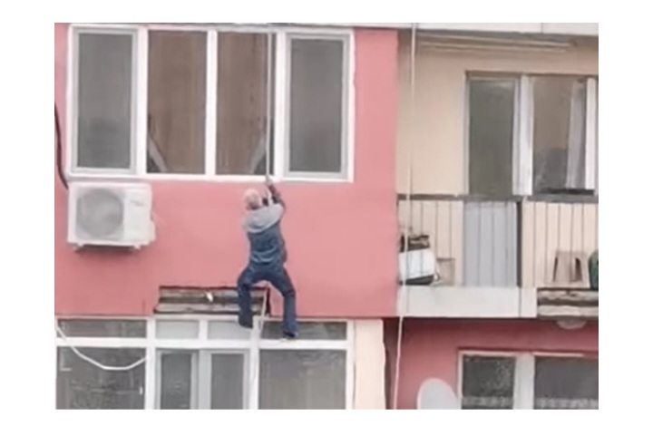 Мъж слиза с въже от 6 тия етаж ,бяга от полицията /ВИДЕО/