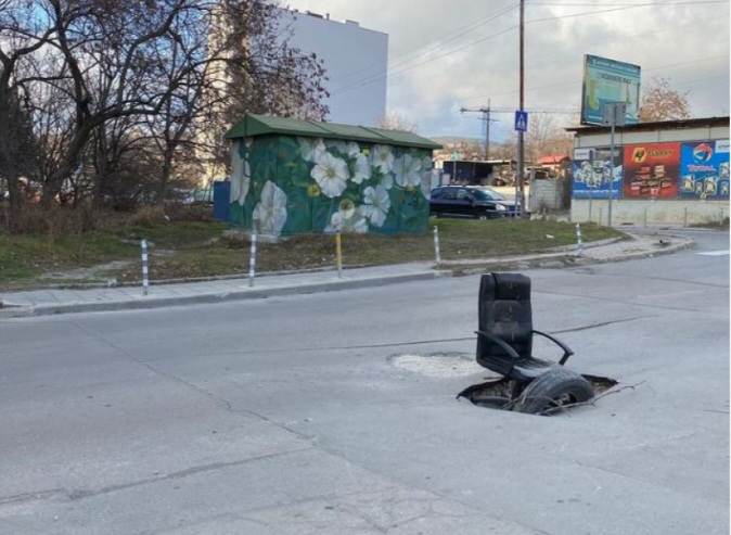Запълниха дупка със стол във Варна ,граждани отдават “офиса” под наем СНИМКА