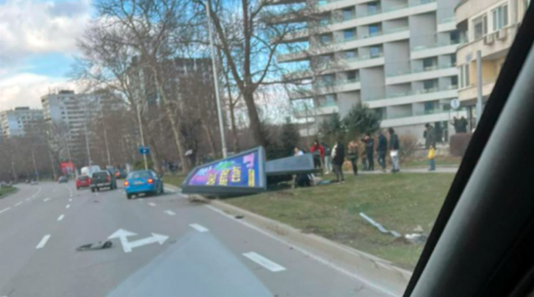 Билборд премаза кола във Варна, има ранена жена
