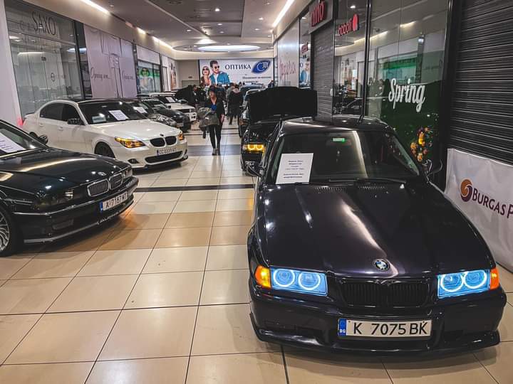 Тунинг и ретро коли превзеха мол в Бургас, парадът им събира пари за лечението на Митачето