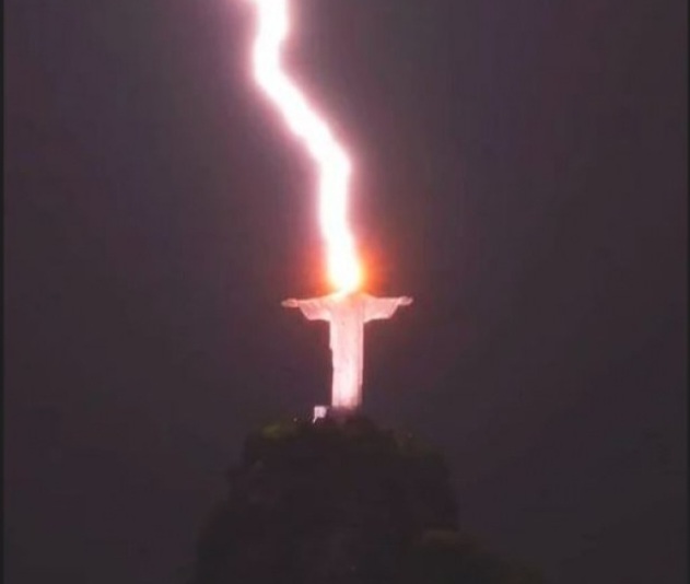 Мълния порази статуята на Христос в Рио СНИМКИ