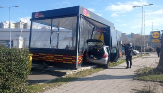 Кола се вряза в кебапчийница в Бургас