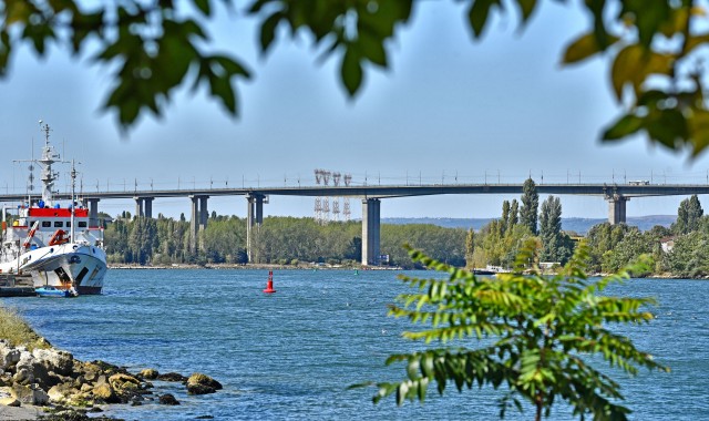Мъж се хвърли от Аспаруховия мост във Варна, загина на място
