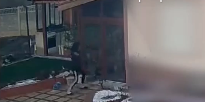 Млада жена разбива къща в Кошарица /ВИДЕО/