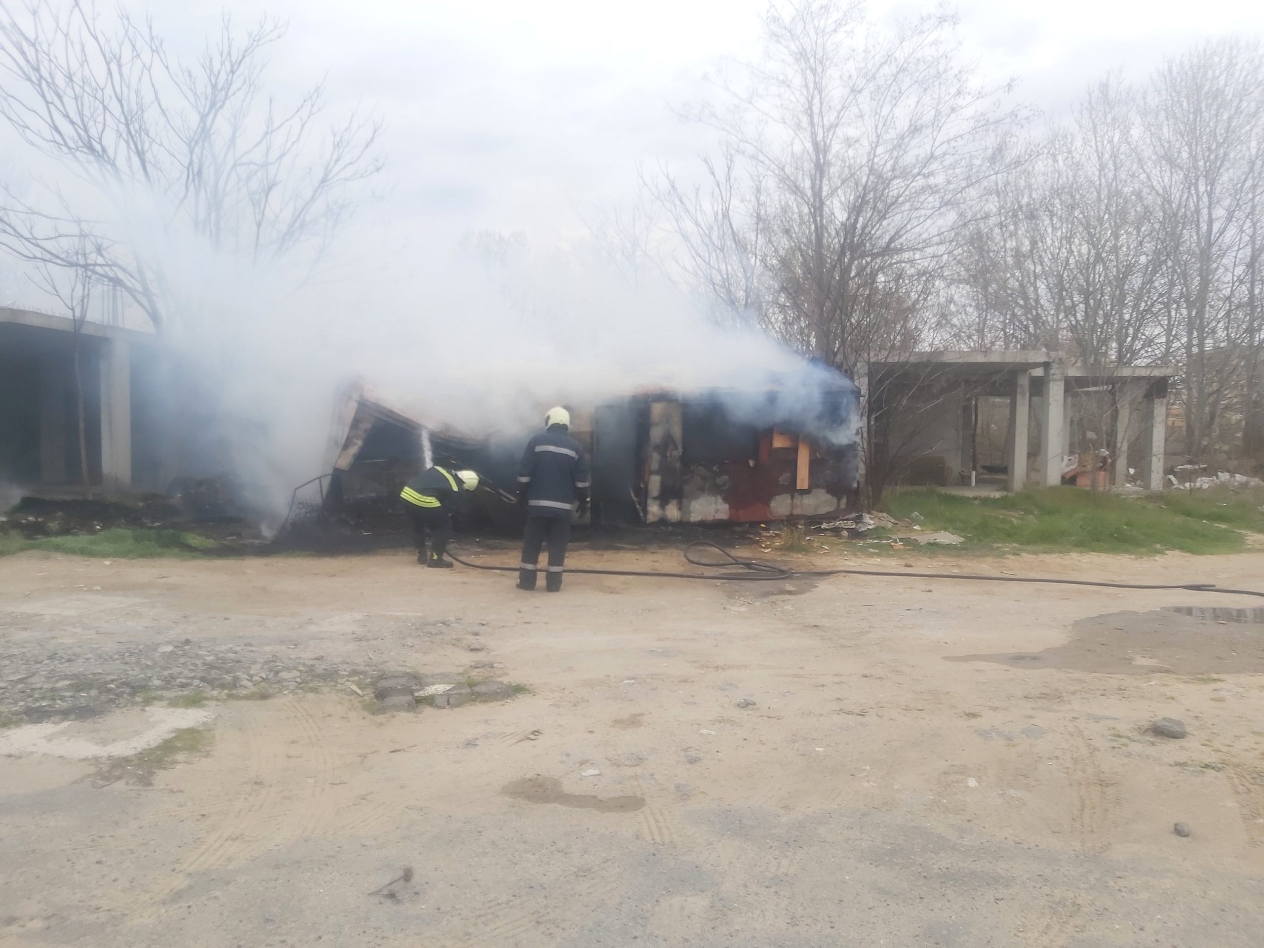 Изгоря фургон на бездомник в Несебър