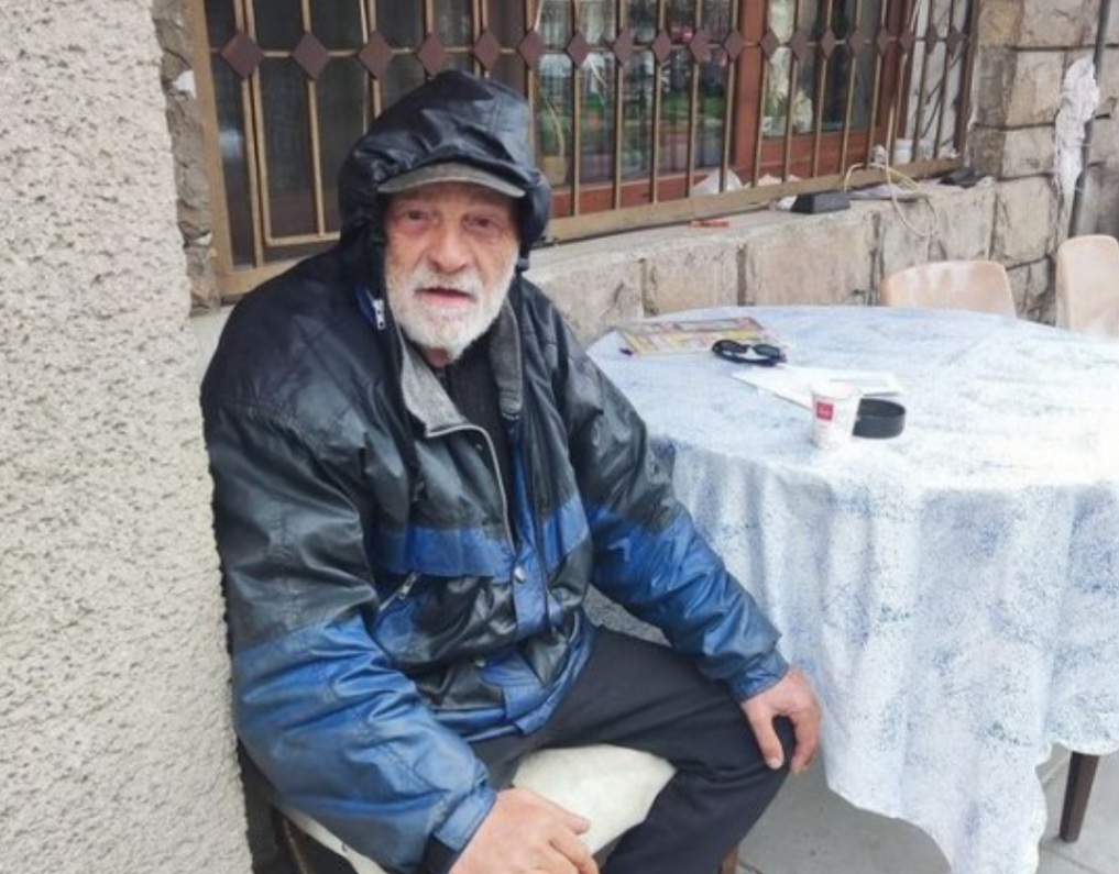 Възрастен мъж живее от 15 години в подземие,в Несебър  няма ток и вода