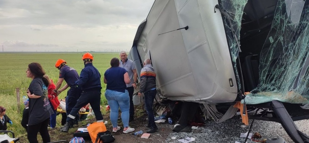 Тежка катастрофа с пътнически автобус край Бургас, 12 души са в болница /СНИМКИ/