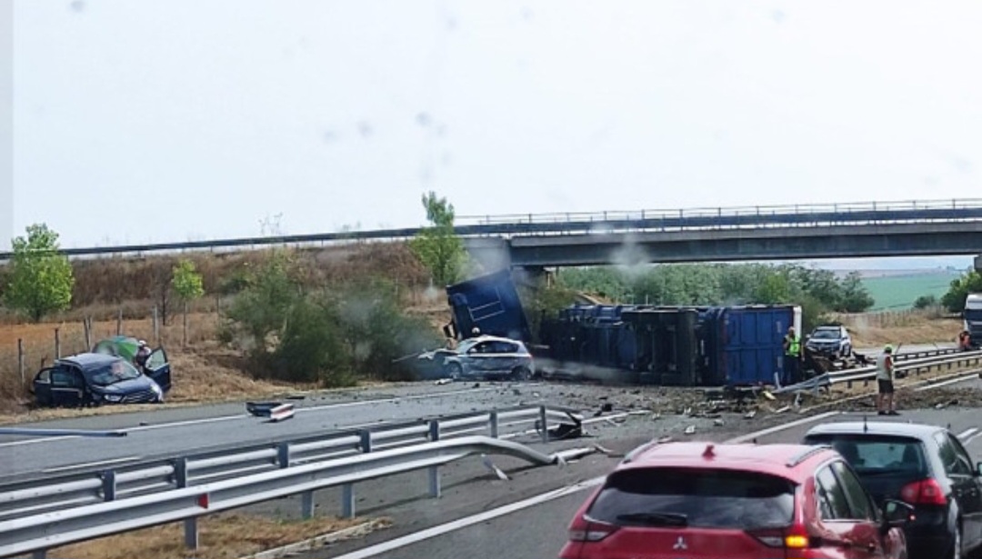 Зверска катастрофа на магистралата Тир и два автомобила