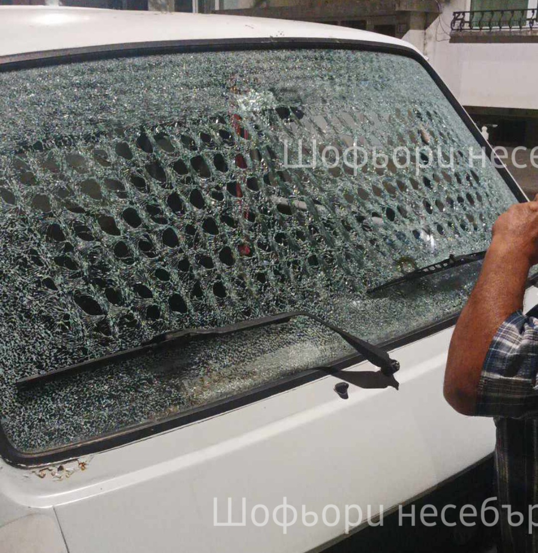 Стрелец стреля по стъкла на автомобили в Несебър до общината