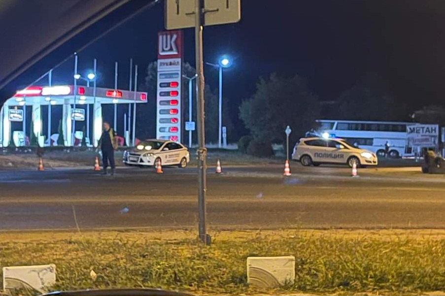 Шофьор с опасност за живота автобус и такси се удариха в Несебър