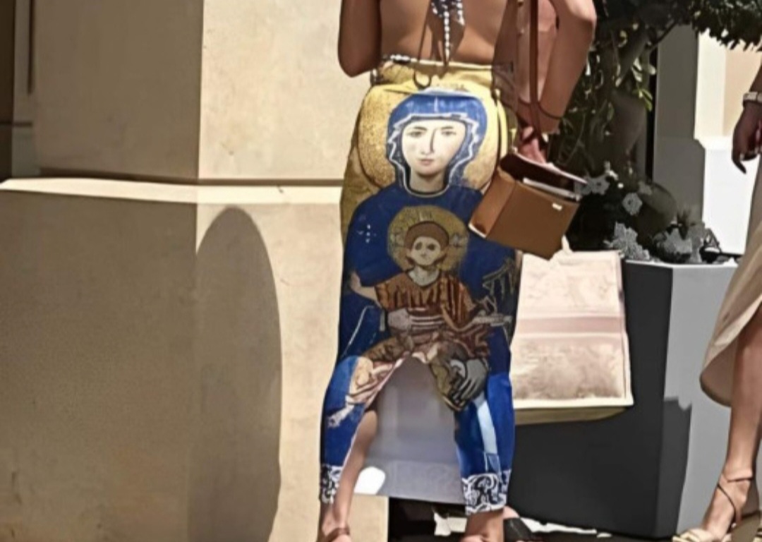 Жена в рокля на “Богородица” бе снимана у нас и на мига взриви социалната мрежа