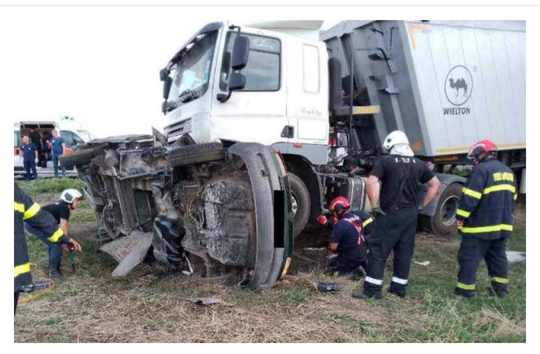 Двама мъже на 24 и 45 години са загинали при тежък пътен инцидент в Бургас