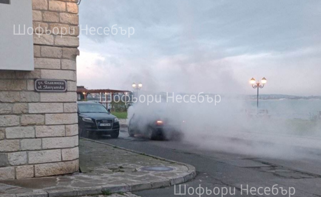 Автомибил изгоря като факла в стария град Несебър /СНИМКИ/