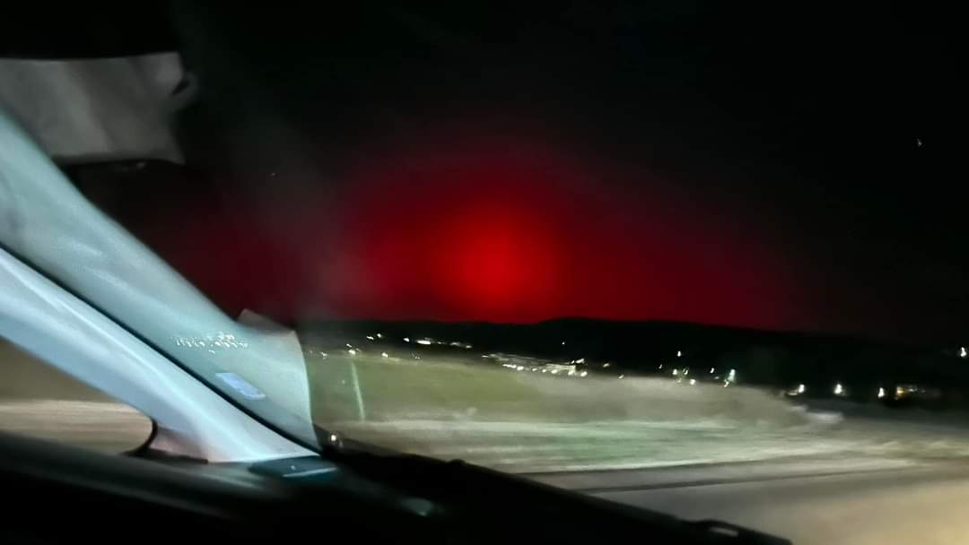 Необичайна червена светлина притесни хората в Несебър