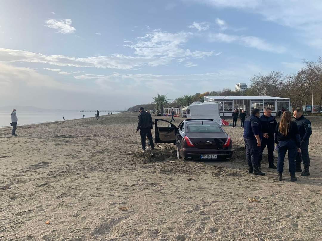 Украинка паркира  колата си на Северния плаж в Бургас