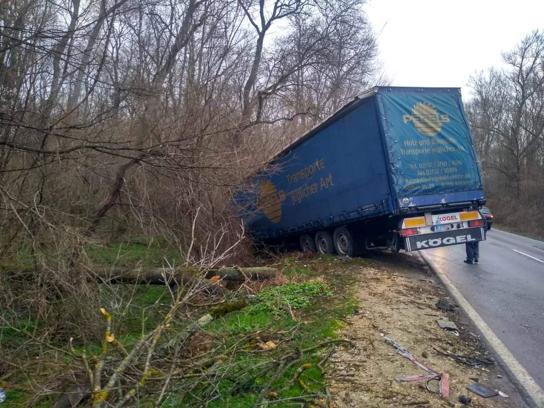 Шофьор загина в тежка катастрофа на главния път Варна – Бургас (СНИМКИ)