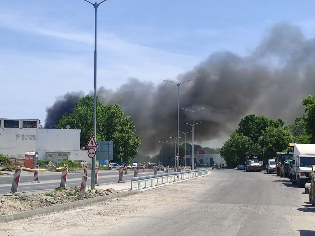 Голям пожар избухна на Крайезерния път във Варна.