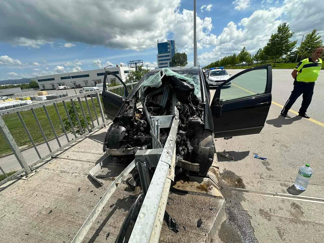 Шофьор оцеля по чудо при жестока катастрофа в София (СНИМКИ)