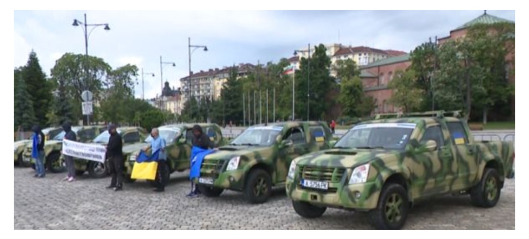 Пикапи и джипове с бургаски регистрации заминават като военна помощ за Украйна