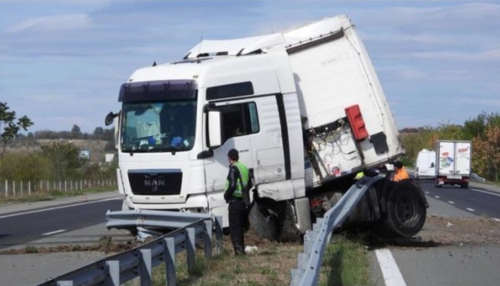 ТИР разпиля тонове украинска водка на магистралата