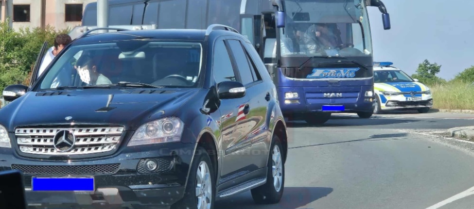 Началото на лятото: автобус блокира кръговото за Слънчев бряг